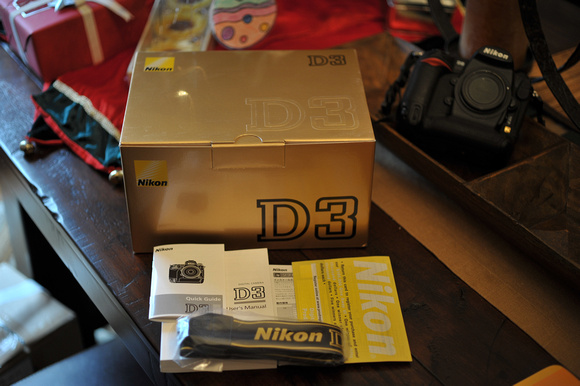 Spanish manuals are inside D3 box.  Never used those, never used D3 strap either.